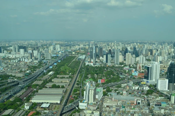 Вид на город со смотровой площадки на 77 этаже небоскреба Байок Скай (Baiyoke Sky)