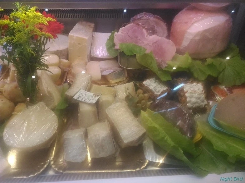 Витрина в *дежурном* супермаркете