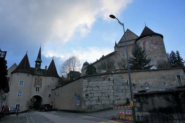 Французские ворота (Porte de France) справа и Башня петуха (Tour du Coq) слева