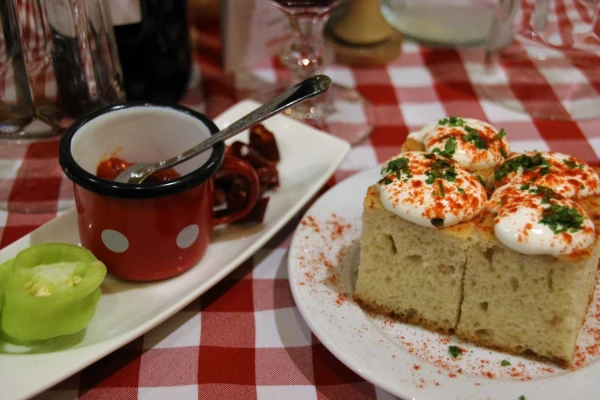 Первый ужин в Будапеште. Ресторан Hungarikum Bistro. Приветственные комплименты.
