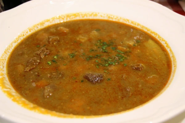 Первый ужин в Будапеште. Ресторан Hungarikum Bistro. Гуляш.