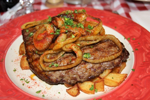 Первый ужин в Будапеште. Ресторан Hungarikum Bistro. Мясо по-венгерски.