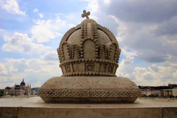 Мост Маргит. Корона Святого Иштвана (венг. Szent Korona) — традиционная корона венгерских королей, она же Корона святого Стефана, признаваемая одним из главных символов венгерской государственности.