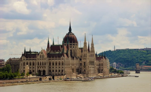 Здание венгерского парламента (венг. Orsz?gh?z — Орсагхаз) — резиденция парламента Венгрии на берегу Дуная в Будапеште.