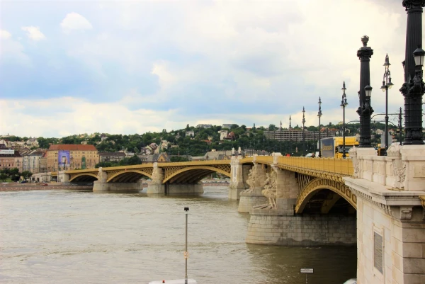 Мост Маргит (венг. Margit h?d) — мост в Будапеште, Венгрия, соединяющий Буду и Пешт через Дунай. Один из старейших общественных мостов Будапешта.