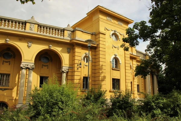 Купальня Сеченьи (венг. Sz?chenyi f?rd?) — самый большой банный комплекс Будапешта и Европы. Её строительство начато в 1909 году по планам Дьёзё Циглера. 