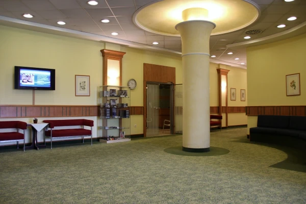 Отель Danubius Health Spa Resort Margitsziget 4* (Будапешт, остров Маргит). Холл лечебонго центра. 