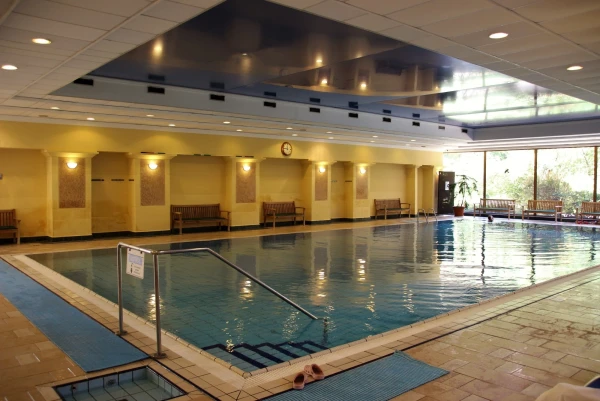 Отель Danubius Health Spa Resort Margitsziget 4* (Будапешт, остров Маргит). Крытый бассейн с обычной водой.