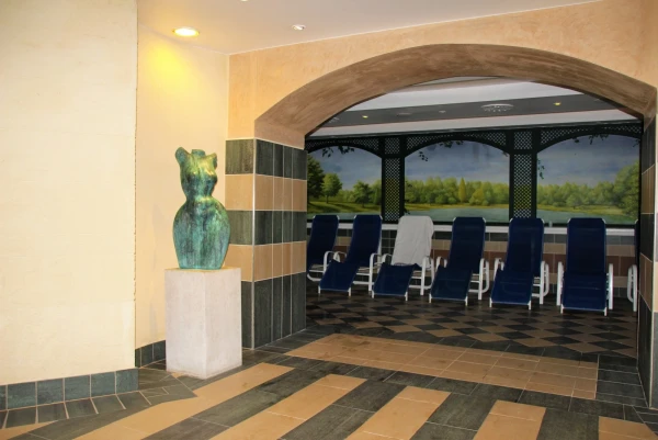 Отель Danubius Health Spa Resort Margitsziget 4* (Будапешт, остров Маргит). Зона отдыха у бассейна.