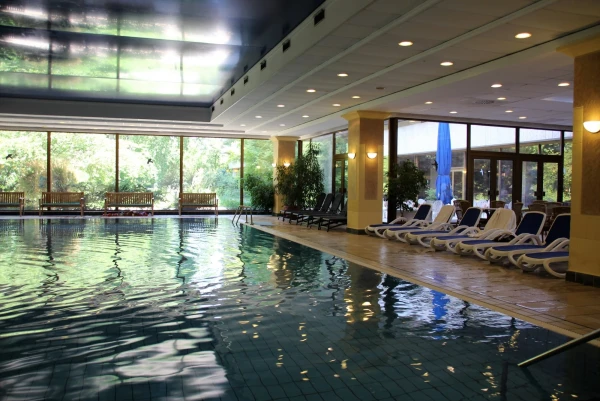 Отель Danubius Health Spa Resort Margitsziget 4* (Будапешт, остров Маргит). Крытый бассейн с обычной водой.