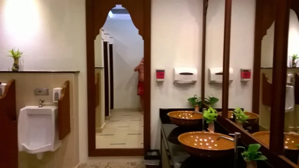 Туалет у у бассейна  отеля Равиндра
