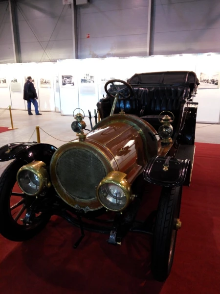 Переменчивая автомобильная мода в 1907 году повернулась в сторону французской марки «Делоне-Бельвилль», а её законодателем стал Николай II, полюбивший машины с характерным цилиндрическим капотом.