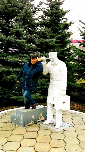 Слушает моих тараканов наверное...