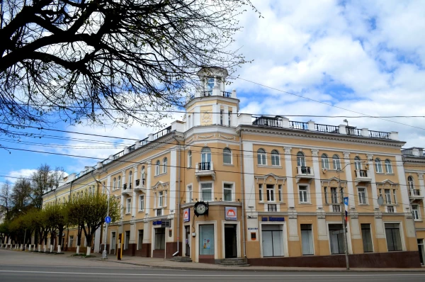 Пересечение улиц Ленина и Большой Советской. «Дом с часами» (сейчас это жилой дом, возведен в конце 19 века, до Революции предназначался для гостиницы «Европейская»)