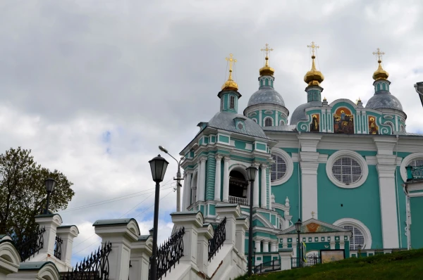 Собор Успения пресвятой Богородицы (Свято-Успенский кафедральный Собор), заложен в 1101 году по распоряжению Владимира Мономаха