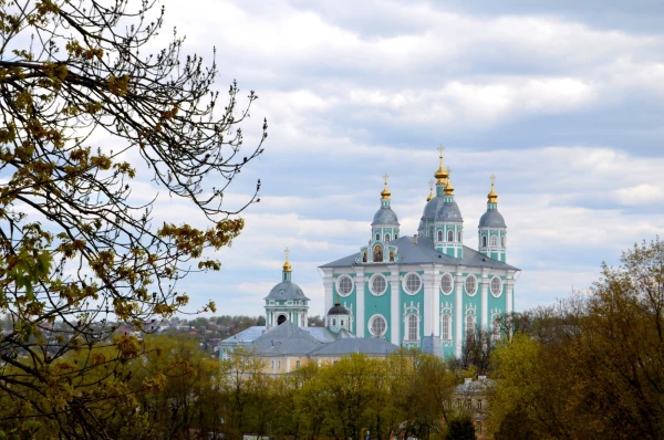 Собор Успения пресвятой Богородицы (Свято-Успенский кафедральный Собор), заложен в 1101 году по распоряжению Владимира Мономаха