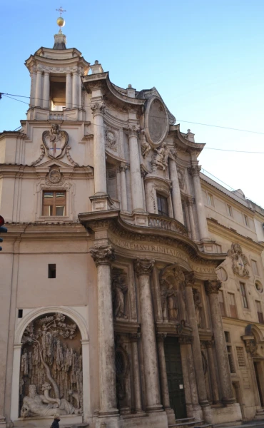 Площадь четырех фонтанов и церковь San Carlo alle Quattro Fontane.