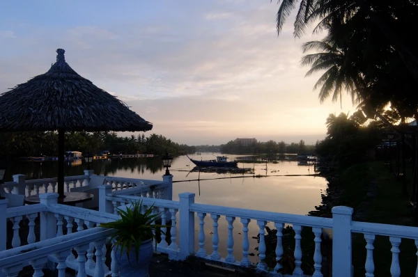 вид на реку RIVER BEACH Resort &amp; Residences