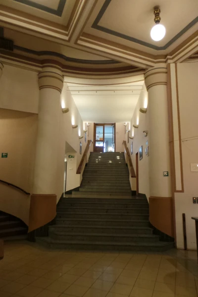 лестница из ресторана в отель