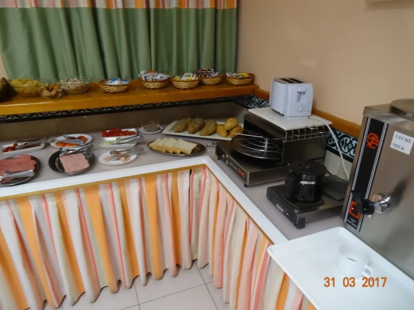 Hotel Villa Gomera: завтрак туристов...