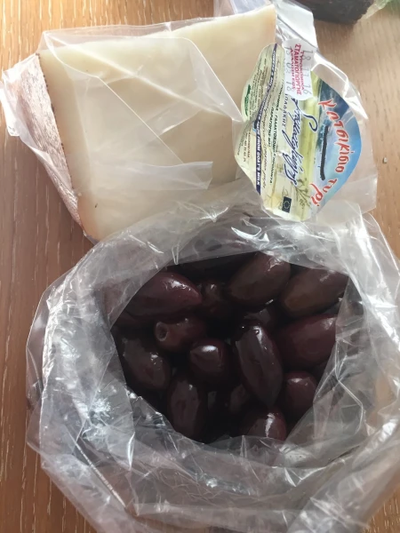 козий сыр и оливки Каламата. Да, за это тоже я люблю Грецию!