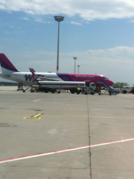 Наш самолет Wizzair-хороший,новый,капуччино выпили с бутербродами и два часа пролетели как миг!!