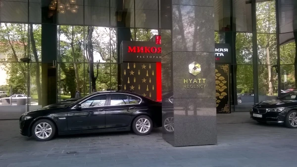 Вход в ОтельHyatt Regency Sochi