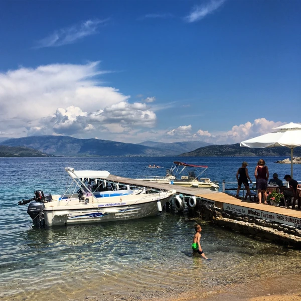 Причалили к таверне.Наша лодочка