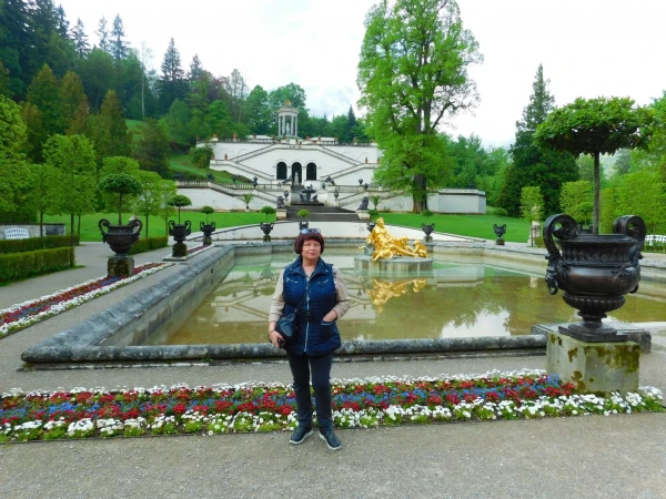 В парке замка Линдерхоф