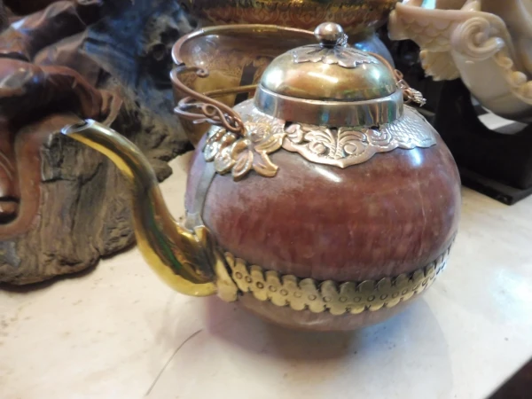 Чайник из камня, ручная работа, чуть было не купила.