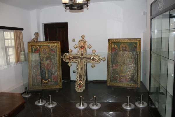 Иконы и Крест во дворце