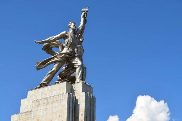 Памятник рабочему и колхознице