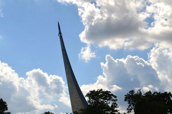 Памятник покорителям космоса
