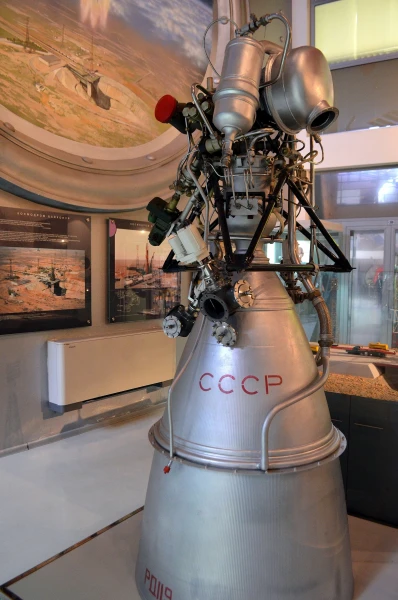 Жидкостный ракетный двигатель РД-119 для 2-й ступени ракеты-носителя "Космос" 