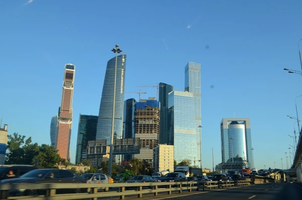 За окном авто проносятся высотки делового центра "Москва-Сити"