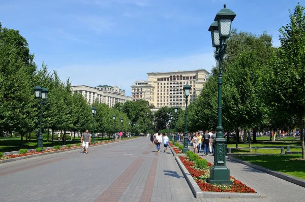 У Александровского сада