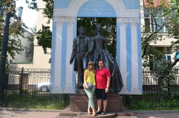 На Старом Арбате. У памятника А.С. Пушкину и Н.Н. Гончаровой
