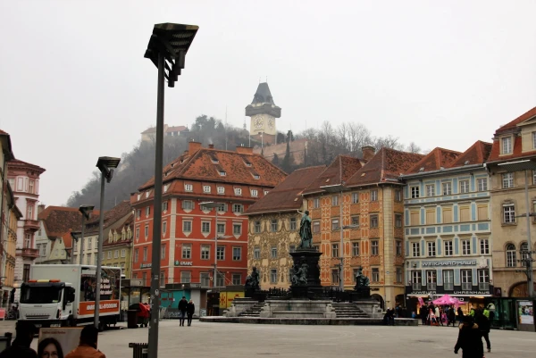 Грац. Главная площадь (Hauptplatz) и Часовая башня на горе Шлоссберг.