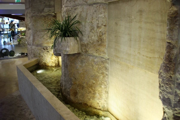 Хевиз. Отель  Danubius Health Spa Resort Aqua 4*. Водопадик около лифта.