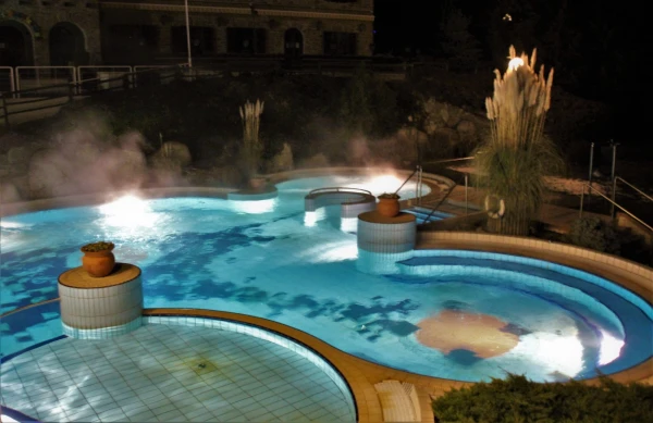 Хевиз. Отель  Danubius Health Spa Resort Aqua 4*. Подогреваемый бассейн на открытом воздухе с подсветкой и аквамассажем.
