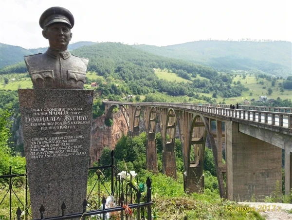 Памятник Божидару Жугичу