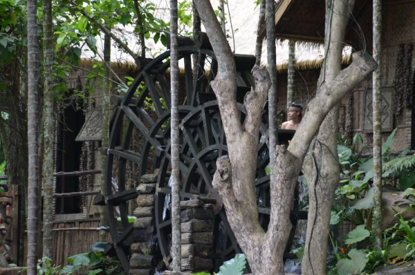 Фольклорная деревня народностей Ли и Мяо на острове Хайнань Binlang Ethnic Village. 