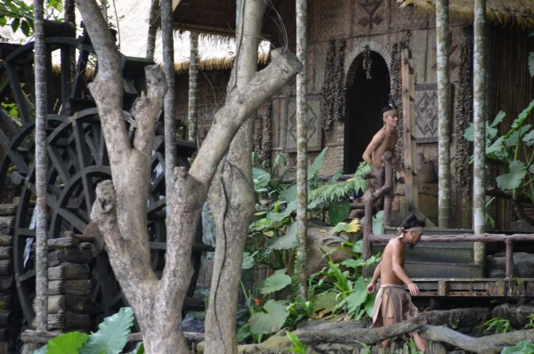 Фольклорная деревня народностей Ли и Мяо на острове Хайнань Binlang Ethnic Village. 
