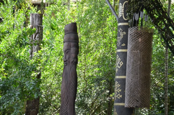 Фольклорная деревня народностей Ли и Мяо на острове Хайнань Binlang Ethnic Village. 