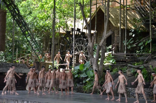 Фольклорная деревня народностей Ли и Мяо на острове Хайнань Binlang Ethnic Village. 