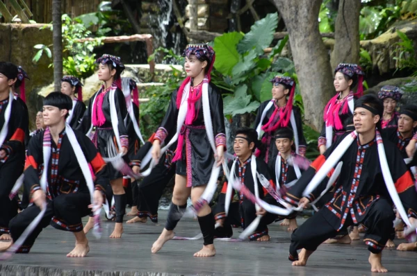 Фольклорная деревня народностей Ли и Мяо на острове Хайнань Binlang Ethnic Village. 