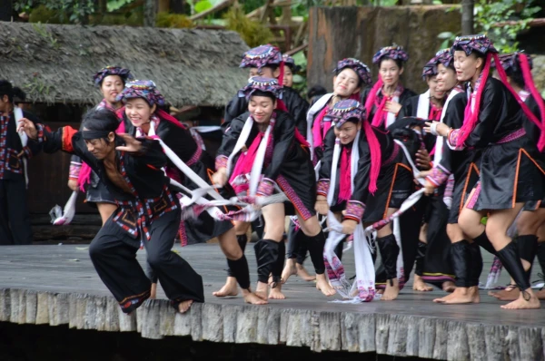 Фольклорная деревня народностей Ли и Мяо на острове Хайнань Binlang Ethnic Village. 