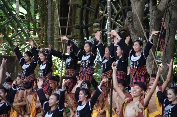 Фольклорная деревня народностей Ли и Мяо на острове Хайнань Binlang Ethnic Village. 