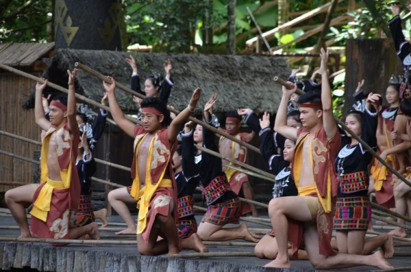 Фольклорная деревня народностей Ли и Мяо на острове Хайнань Binlang Ethnic Village. 