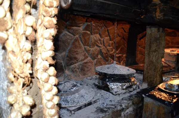 В ресторане "Огниште", наблюдаем за приготовлением мяса из-под Сача